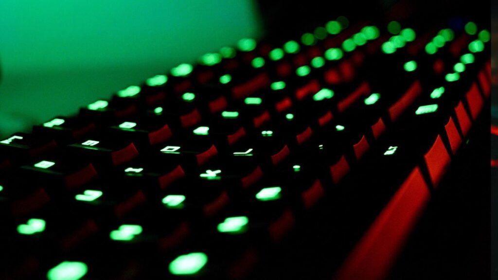 Different mechanical keyboard sizes showing compact and full layouts for gamers